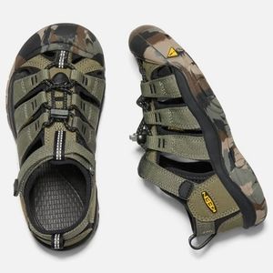 KIDS YOUTH NEWPORT H2 CAMO PRINT SANDALS. GREEN/TAN. SIZE: 9.5